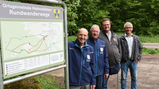 Die Beteiligten bei der Projektvorstellung auf dem Heideberg, am Eingang des Naturerlebnispfads. Dort steht eine der großen Über