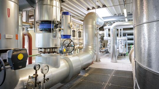 Das Biomasse-Kraftwerk in Neubrücke produziert große Energiemengen, genug um ein Nahwärmenetz ohne Zusatzaufwand zu betreiben.