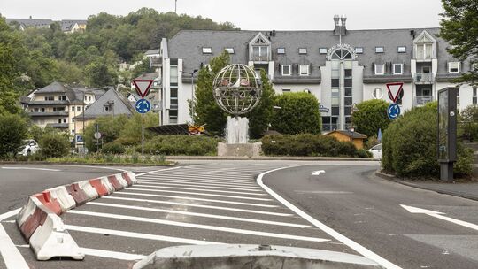 Der Edelsteinkreisel in Idar ist nur noch einspurig befahrbar. Dafür wurde die bisherige zweite Einfahrtsspur aus Richtung Obers