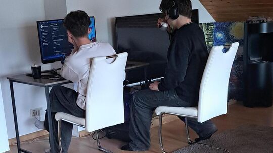 Nikita Milberger und Julian Freitag (rechts) bei der Arbeit