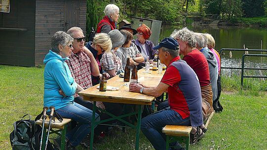 Eine der vier Stationen der Wanderung war die Weiheranlage der Anglerfreunde Veitsrodt.