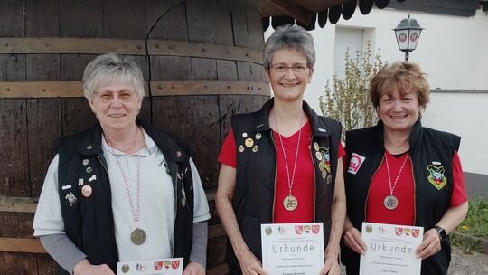 Uta Giesen, Carmen Brenner und Ingrid Hahn (von llinks) freuen sich über ihre Erfolge beim Rheinhessen-Cup in Bingen.