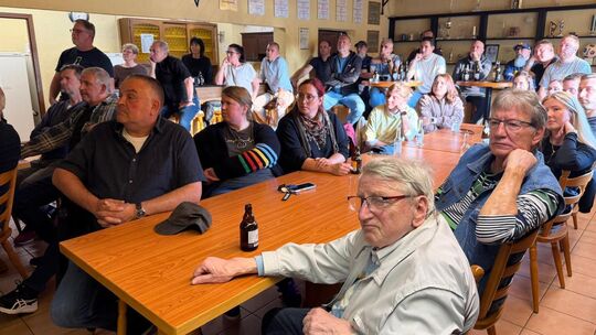 Volle Hütte bei der Bürgerversammlung zur Rettung des "Stierstalls" in Mittelbollenbach: Dabei wurden bereits 320 Anteilscheine