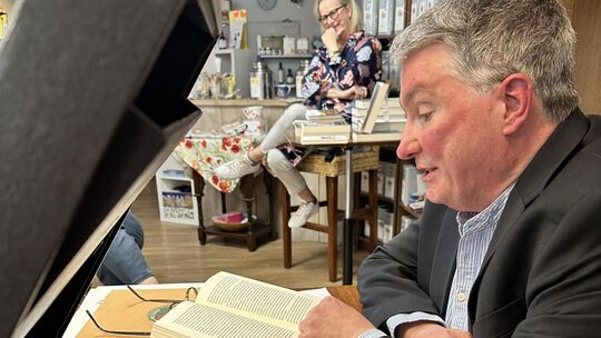 Die Westerwälder Literaturtage brachten Germanist und Thomas-Mann-Kenner Reinhard Pabst mit seinem Koffergrammophon in Anja Müll