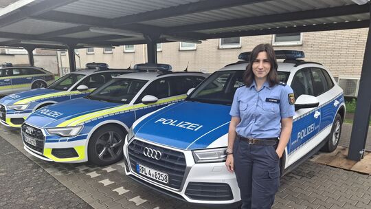 Polizeioberkommissarin Maren Zampino im Fuhrpark der Polizeiinspektion 2.