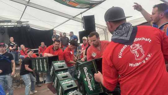 Das waagrechte Stapeln der Bierkisten wurde zu einer nervenaufreibenden Herausforderung, vor allem wenn die Konstruktion zusamme