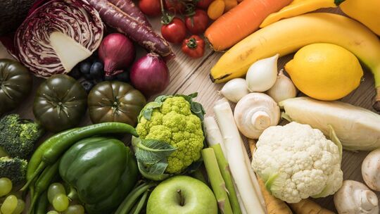Nach Farben sortiertes Obst und Gemüse Nach Farben sortiertes Obst und Gemüse