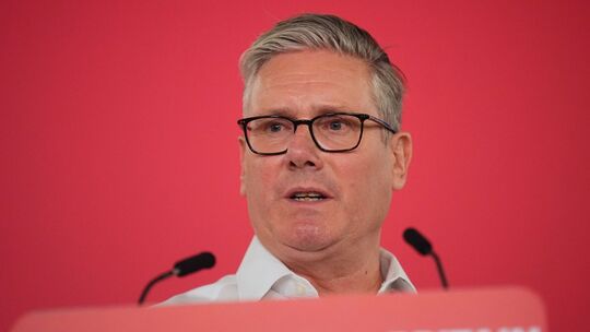 Nach dem Wahldebakel für Labour: Starmer hält Rede