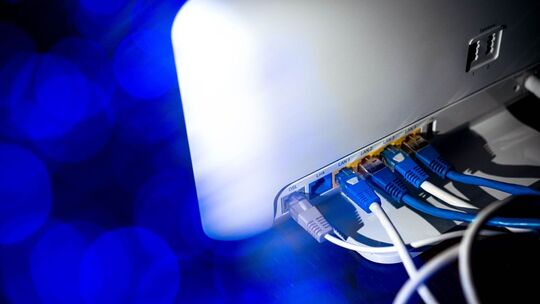 Ein Router mit zahlreichen Netzwerkkabeln Ein Router mit zahlreichen Netzwerkkabeln