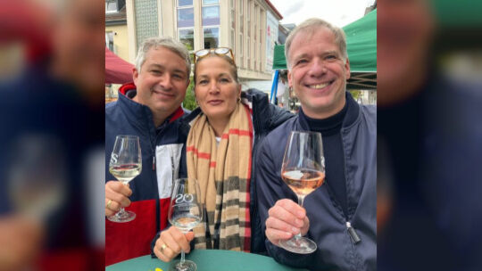 Oliver John (von links), Mariana Ruhl und Nils Nünke tragen den Brückenhaus-Verein zu Grabe. Das, was man damit erreichen wollte