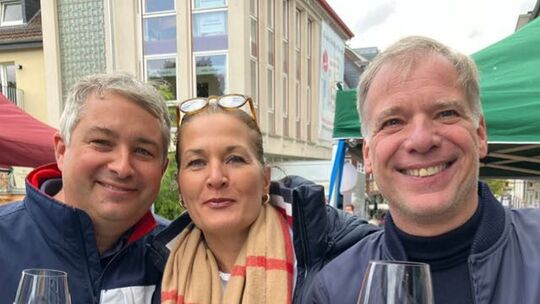 Oliver John (von links), Mariana Ruhl und Nils Nünke tragen den Brückenhaus-Verein zu Grabe. Das, was man damit erreichen wollte