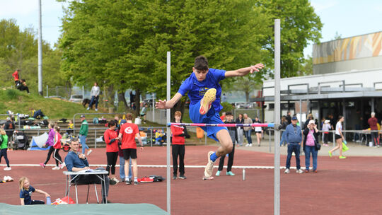 Der für die gastgebende LG Lahn-Aar-Esterau startende Noah Schiele (M15) überwand beim Bahneröffnungssportfest im Diezer Sportze
