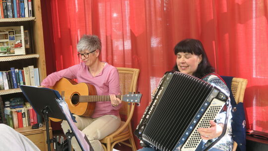 Mit Akkordeon und Gitarre bringen zwei Musikerinnen die Gäste des Tanzcafés in Stimmung.