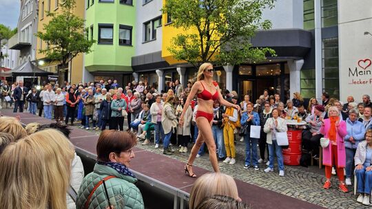 Der Steinweg wurde für einen Abend zum Laufsteg: Einige Hundert Besucher verfolgten die erste Open-Air-Modenschau in der Kirner