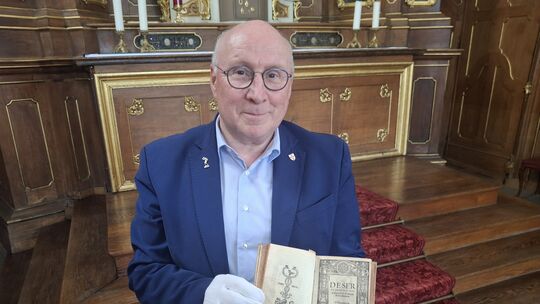 Archivar Manfred Diehl präsentiert Martin Luthers Schrift "De servo arbitrio", in der Ehrenbreitsteiner Ausgabe mit dem Jahr 152