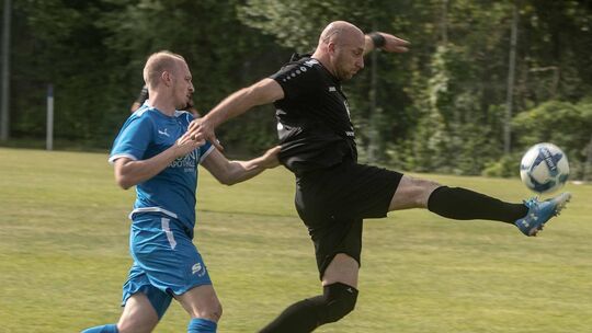 Das Kreispokal-Finale wird auch ein Duell der Spielertrainer: Der Waldböckelheimer Abwehrchef Simon Schmidt (am Ball) klärt vor