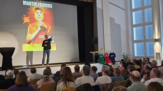 Mit viel Selbstironie und schwarzem wie tiefgründigem Humor brachte Martin Fromme die knapp 150 Besucher in der Göttenbach-Aula