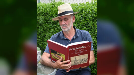 Unser Foto zeigt Ideengeber und Autor Gerhard Müller mit dem ersten Chronikband zu 800 Jahre Reichenbach.
