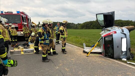 Zwei Insassen konnten durch Ersthelfer aus dem Fahrzeug gerettet werden, zwei weitere Personen wurden durch die Feuerwehr aus de