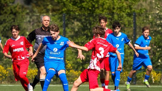 Die JSG Hunsrück-Mittelrhein (in Blau, von links mit Levi Henrich, Luis Wetzlar und Liam Bernd) gewann das Kreis-Duell in Müllen