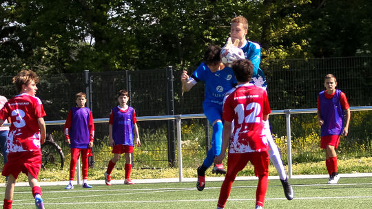 Leon Schweyen, Torwart des JFV Schieferland, packt zu, sein Teamkollege Marc Miller schaut zu: In der C-Junioren-Rheinlandliga v