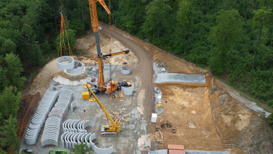 Der Betonturm an der Windenergieanlage 06 ist mittlerweile errichtet.