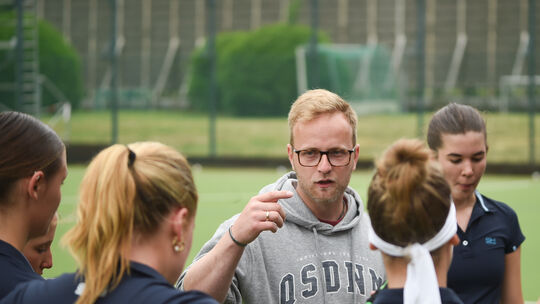 Sechs Punkte aus drei Partien holten die Hockeyspielerinnen des VfL Bad Kreuznach. Sehr zur Freude von Trainer Florian Mussgay ( Sechs Punkte aus drei Partien holten die Hockeyspielerinnen des VfL Bad Kreuznach. Sehr zur Freude von Trainer Florian Mussgay (
