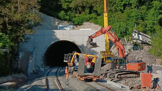 Knapp eine Woche vor der Wiederaufnahme des Zugverkehrs erfolgten letzte Arbeiten am erneuerten Fachinger Tunnel. Am Sonntag ste