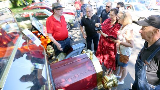 Das Young- und Oldtimertreffen in Neuwied war bei Sonnenschein ein echter Zuschauermagnet. Das Young- und Oldtimertreffen in Neuwied war bei Sonnenschein ein echter Zuschauermagnet.