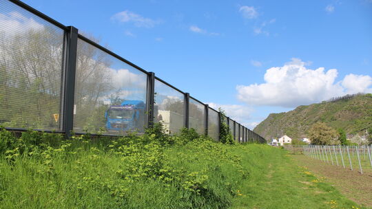Um die Pflege der gläsernen, 1,3 Kilometer langen Lärmschutzwand entlang der B42 bei Hammerstein kümmert sich der Landesbetrieb