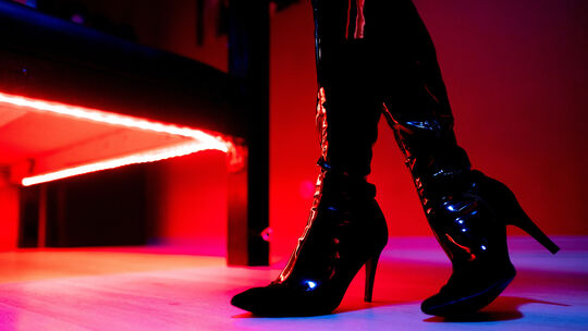 Eine Prostituierte steht vor der roten Beleuchtung unter einem Bett (Symbolbild). In Koblenz wird zunehmend Sex gegen Geld in Pr