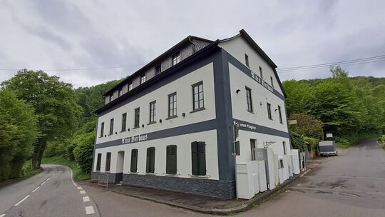Einst ließ sich im Arzbacher Brauhaus an Kadenbach und Emsbach gut essen und trinken. Dort soll ein Bordell entstehen; jenseits