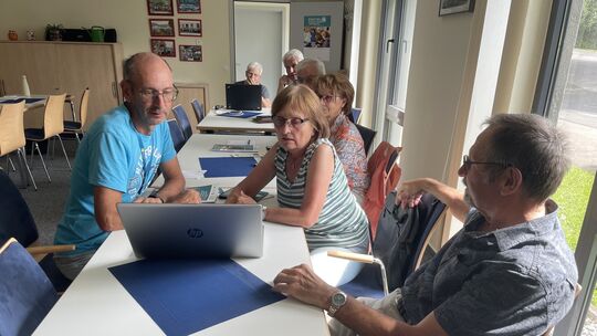 Digitalbotschafter Jörg Fuhr (links) hilft einer Teilnehmerin dabei, ihr E-Mail-Postfach zu sortieren. Beim Treffen in der Simme