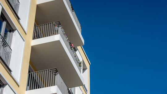 Blick von unten auf Balkons eines Mehrfamilienhauses Blick von unten auf Balkons eines Mehrfamilienhauses