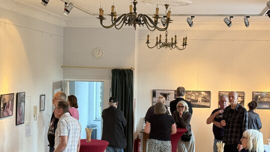 Viel los war auf der Vernissage im Kreml Kulturhaus von Fotograf und Künstler Michael Schultes zum Motto des rheinland-pfälzisch Viel los war auf der Vernissage im Kreml Kulturhaus von Fotograf und Künstler Michael Schultes zum Motto des rheinland-pfälzisch