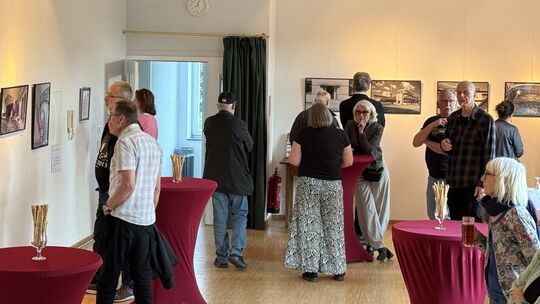 Viel los war auf der Vernissage im Kreml Kulturhaus von Fotograf und Künstler Michael Schultes zum Motto des rheinland-pfälzisch