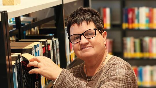 Die alte und neue Leiterin der Dombibliothek in Limburg: Silvia Kremer im September 2024 kurz nach dem Einzug in die neuen Räume