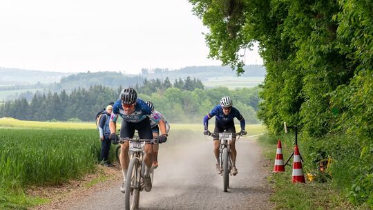 Spannender Zielsprint über die Marathon-Distanz von 95 Kilometern beim Schinder(hannes)-MTB am Liesenfelder Sportplatz: Niclas R