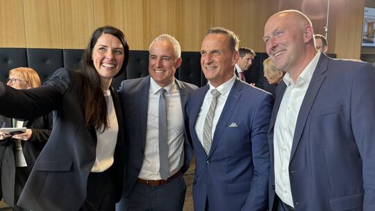 Gruppenselfie zur Feier diverser Beförderungen im CDU-Personalkarussell (von links): die künftige Staatssekretärin Kristina Brix