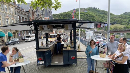 Der neue Weinstand der Stadt Bernkastel-Kues kommt bei den Gästen gut an. Viele holen sich ihr Getränk und begeben sich dann an