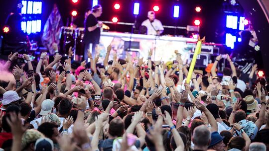Besucher feiern beim Parookaville-Festival 2025