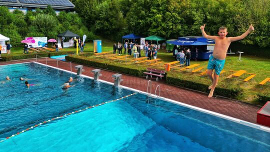Das Waldfreibad Idarwald in Rhaunen bietet mit Schwimmerbecken, Rutsche und Kinderbereich beste Bedingungen für die Freibadsaiso