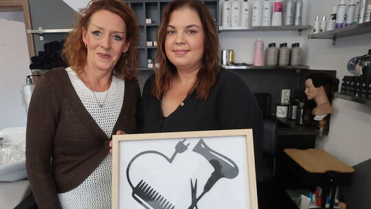 Präsente zum Start: Sonja Klimas-Pöhler (links) und Nina Henn haben das Friseurstübchen in der Bahnhofstraße in Betzdorf wieder