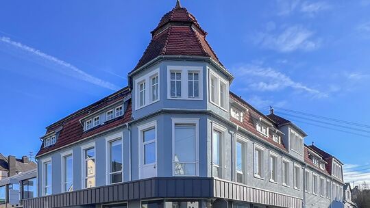 Nach umfangreichen Sanierungs- und Umbaumaßnahmen erstrahlt das markante Haus Zuckmeyer an der Ecke Steinweg/Johann-August-Ring