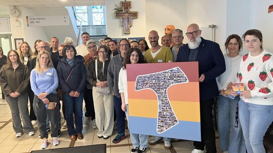 Im Foyer des Sankt-Antonius-Krankenhauses versammelten sich zahlreiche Pflegemitarbeiterinnen und -mitarbeiter der GFO-Klinik. Z