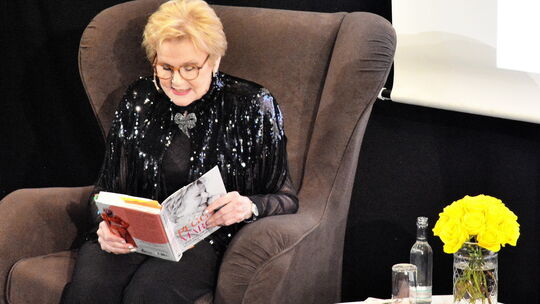 Peggy March, die offen und humorvoll mit ihrem Alter umging und die mit ihren Erzählungen und Liedern ihr Publikum fesselte, gas