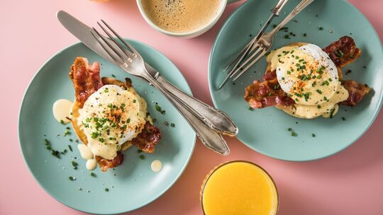 Eggs Benedict mit Bacon