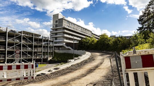 Der Baustopp am Klinikum Idar-Oberstein ist zwischenzeitlich beendet. Die Bagger rollen wieder, während auf politischer Ebene we