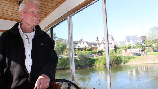 Wolfgang Borchhardt am Steuer der Pündericher Fähre. Er ist ein erfahrener Binnenschiffer.