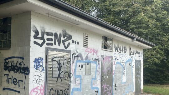 Die alte Toilettenanlage in Rivenich wurde immer wieder beschmiert und beschädigt.